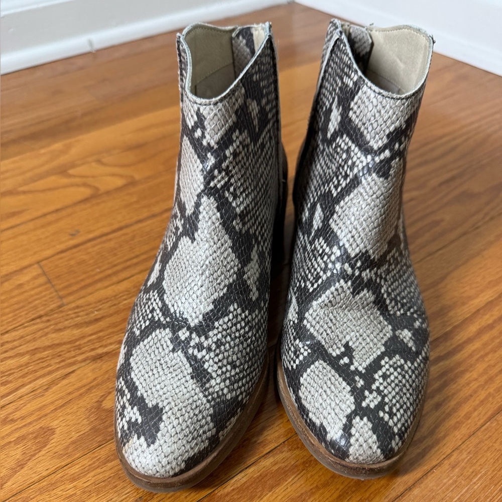 Dolce Vita Snakeskin Tavin Ankle
Boots Size 8M - Picture 4 of 6